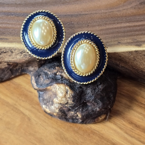Allison Reed Navy Faux Pearl Oval Goldtone Vintage Clip Earrings - Picture 2 of 5